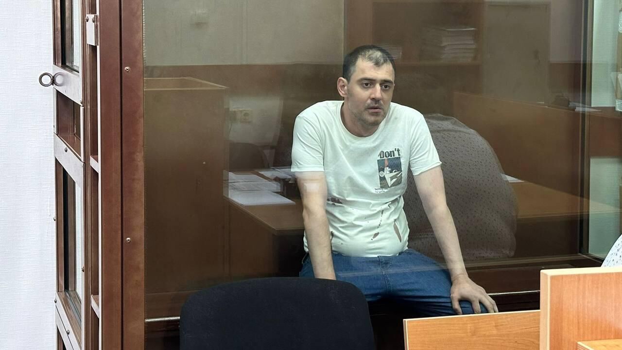 Мужчина, угрожавший пистолетом окружающим и полицейскому на северо-востоке Москвы в зале суда. 12 июля 2024 - РИА Новости, 1920, 12.07.2024