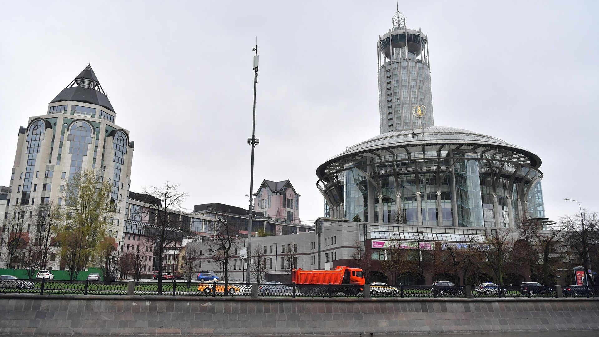 Космодамианская набережная в Москве. На первом плане справа: Московский международный дом музыки. - РИА Новости, 1920, 15.07.2024