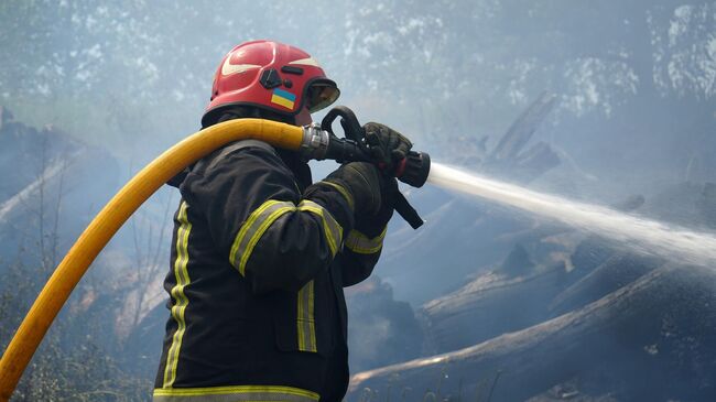 Украинский пожарный на месте пожара
