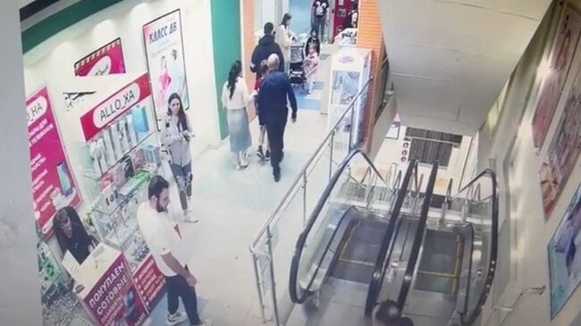 В Хабаровске 10-летний ребенок получил травмы при подъеме на эскалаторе в торговом центре Смайл Март