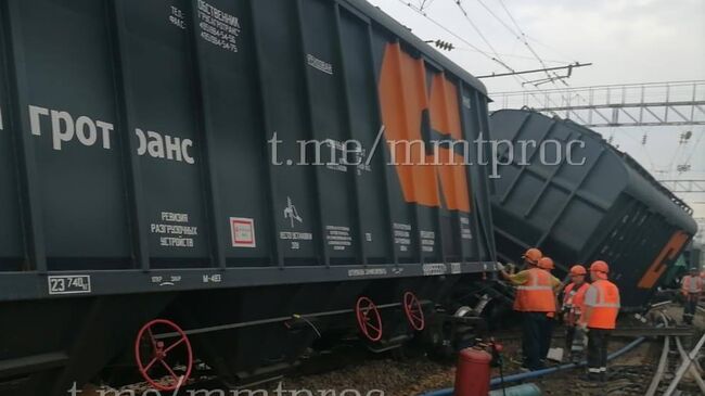 На месте схода вагонов грузового состава на станции Лиски в Воронежской области