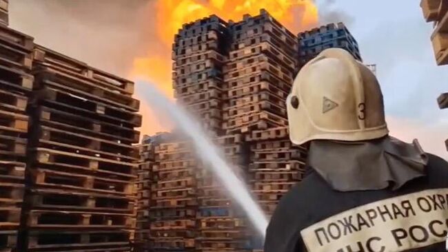 Место пожара на складе с деревянными поддонами в Воронеже. 15 июля 2024