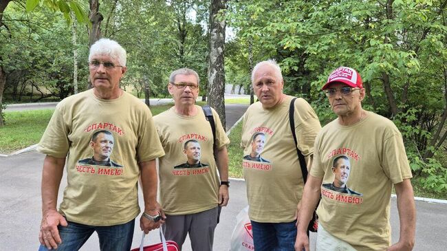 Друзья генерала Попова пришли в суд в футболках с его изображением