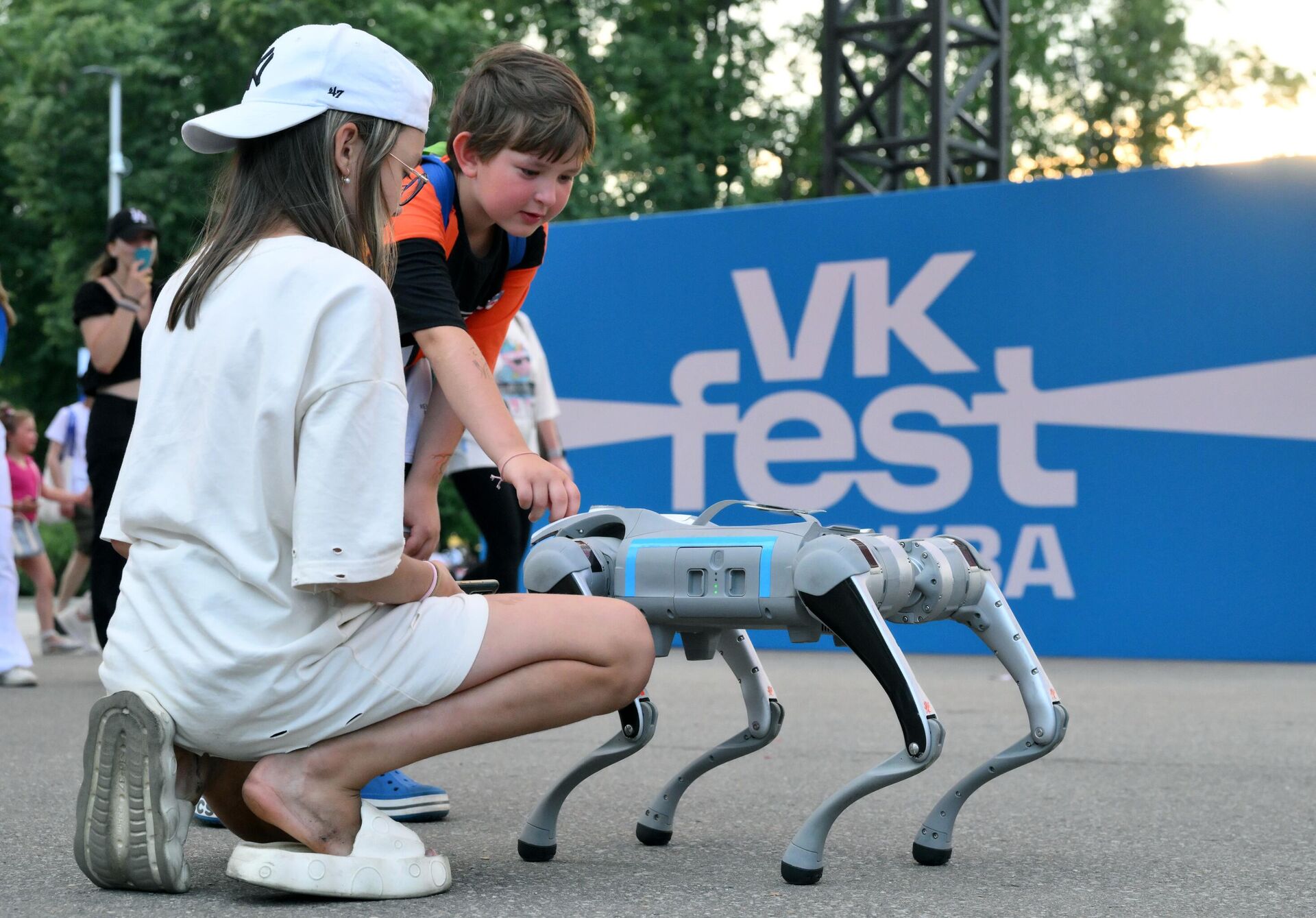 Посетители гладят робота-собаку на фестивале VK Fest в Москве - РИА Новости, 1920, 15.07.2024