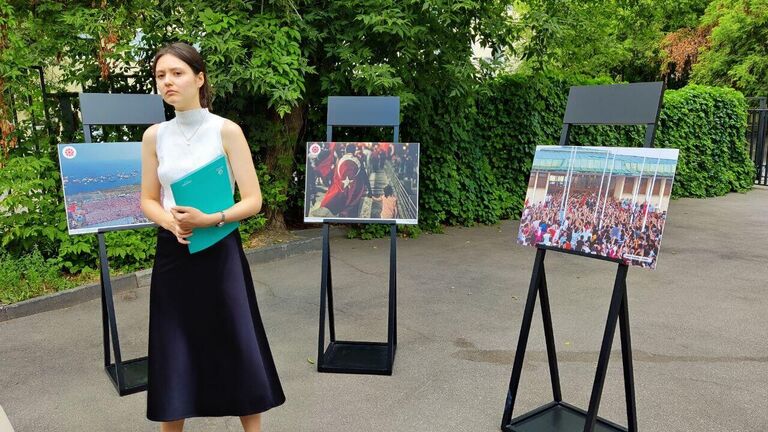 Посетители фотовыставки в Турецком культурном центре им. Юнуса Эмре в Москве