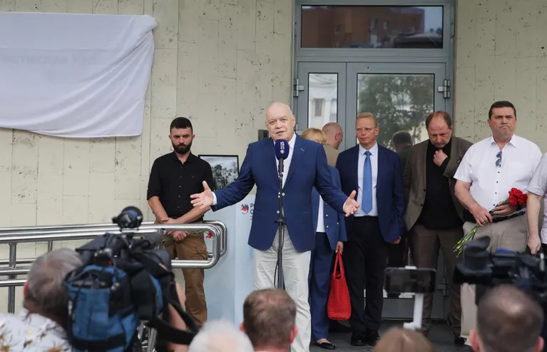 国際メディア・グループ・ロシア・トゥデイのドミトリー・キセレフ総局長が、モスクワのズボフスキー大通りにある国際メディア・グループ・ロシア・トゥデイの建物について、軍事特派員ロスチスラフ・ジュラヴレフ氏への記念銘板の落成式で語る。