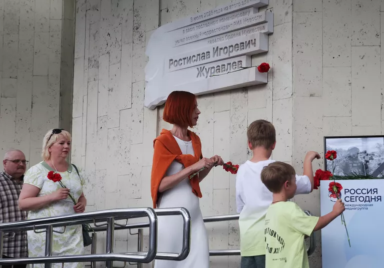 モスクワのズボフスキー大通りにある国際メディアグループ「ロシア・トゥデイ」の建物にある軍事特派員ロスチスラフ・ジュラヴレフ氏の記念碑に親族らが献花