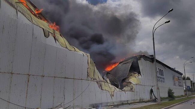 Место пожара в ангаре с техникой в Нижневартовске. 16 июля 2024