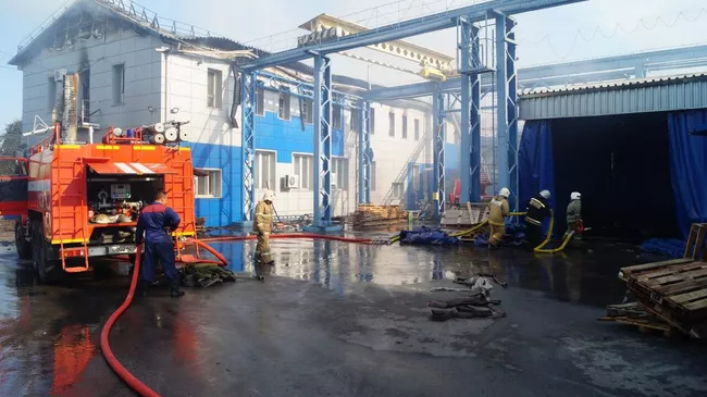 Место пожара на заводе низковольтной аппаратуры, произошедшего в результате атаки БПЛА со стороны ВСУ в поселке Коренево Курской области. 16 июля 2024