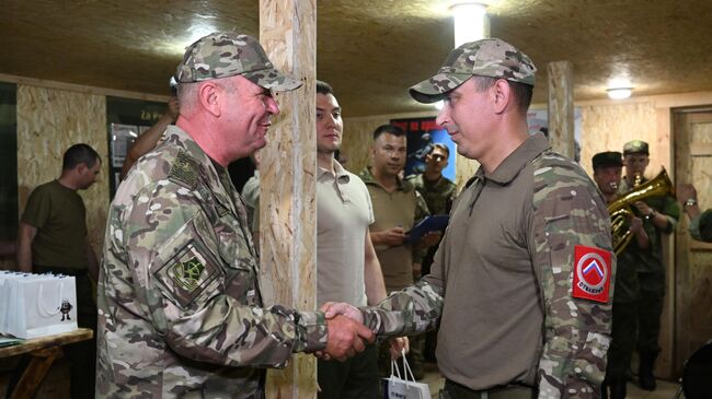 Заместитель командующего группировки войск Центр по военно-политической работе Кирилл Кулаков и представитель компании ФОРЕС Евгений Потанин на вручении денежного вознаграждения военнослужащим группировки Центр за уничтоженные танки Абрамс и Леопард