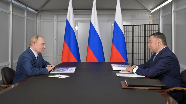 Президент РФ Владимир Путин и губернатор Тверской области Игорь Руденя во время встречи. 16 июля 2024