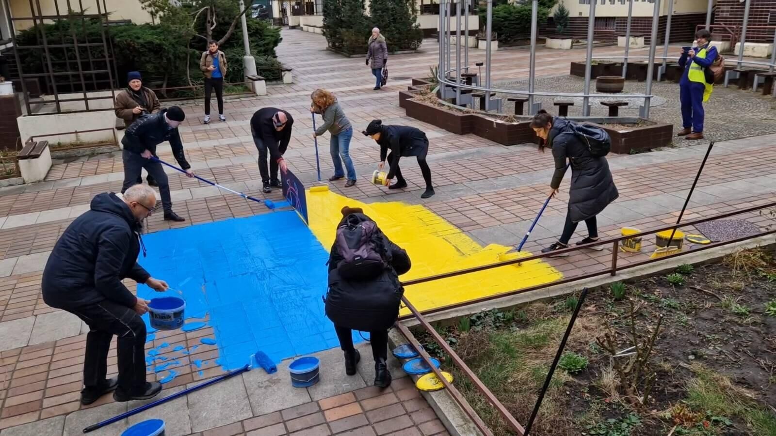 Активисты нарисовали флаг Украины на тротуаре между принадлежащими РФ жилыми домами на улице Швайгеровой в районе Прага-6 - РИА Новости, 1920, 16.07.2024