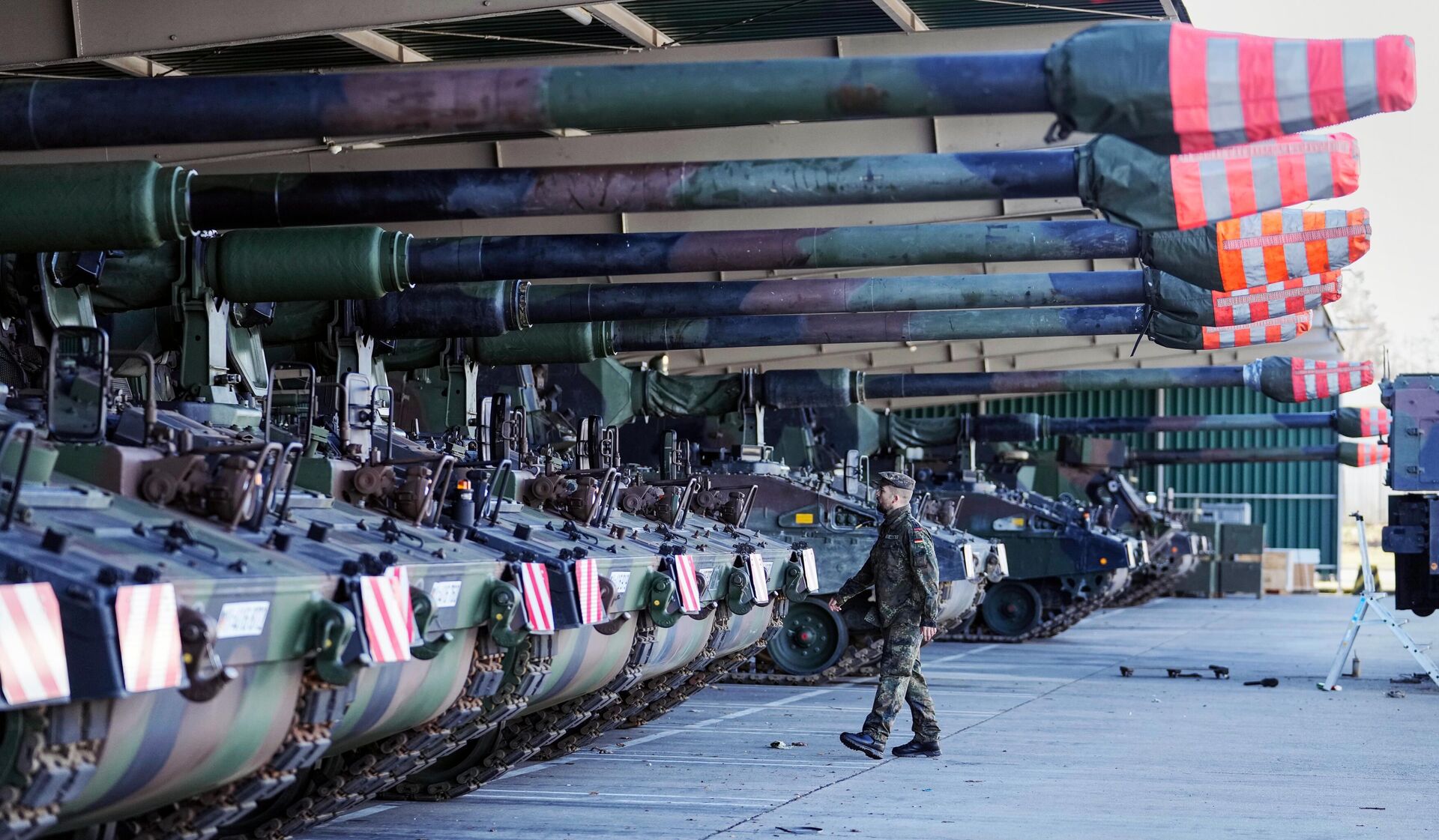 Немецкие самоходные артиллерийские установки PzH 2000 (Panzerhaubitze 2000) на военной базе в Мюнстере - РИА Новости, 1920, 12.09.2024