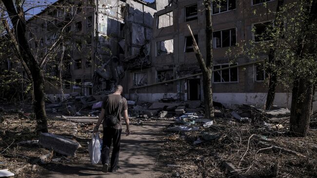 Местный житель в городе Дзержинске (Торецк). Архивное фото