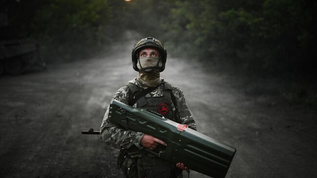 Российский военнослужащий с антидроновым ружьем