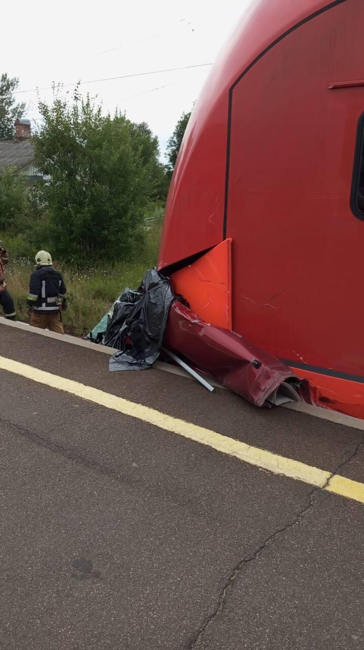 На месте столкновения поезда Ласточка с автомобилем в Ленинградской области - РИА Новости, 1920, 17.07.2024