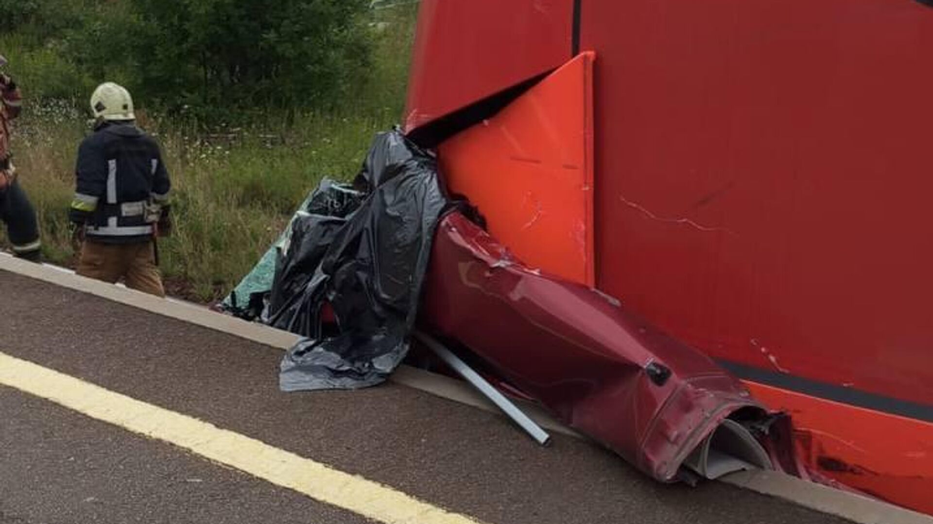 На месте столкновения поезда Ласточка с автомобилем в Ленинградской области - РИА Новости, 1920, 17.07.2024