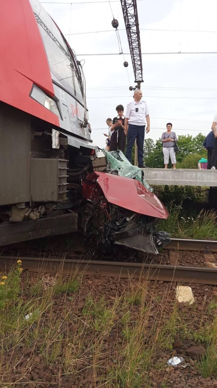 На месте столкновения поезда Ласточка с автомобилем в Ленинградской области - РИА Новости, 1920, 17.07.2024