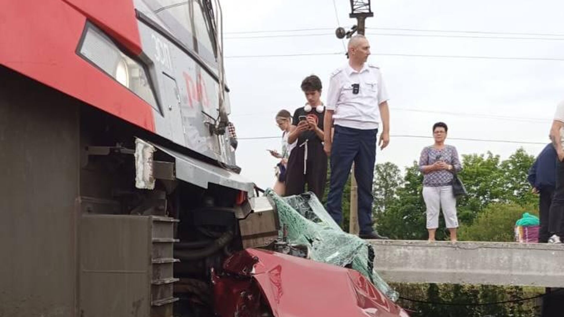 На месте столкновения поезда Ласточка с автомобилем в Ленинградской области - РИА Новости, 1920, 17.07.2024