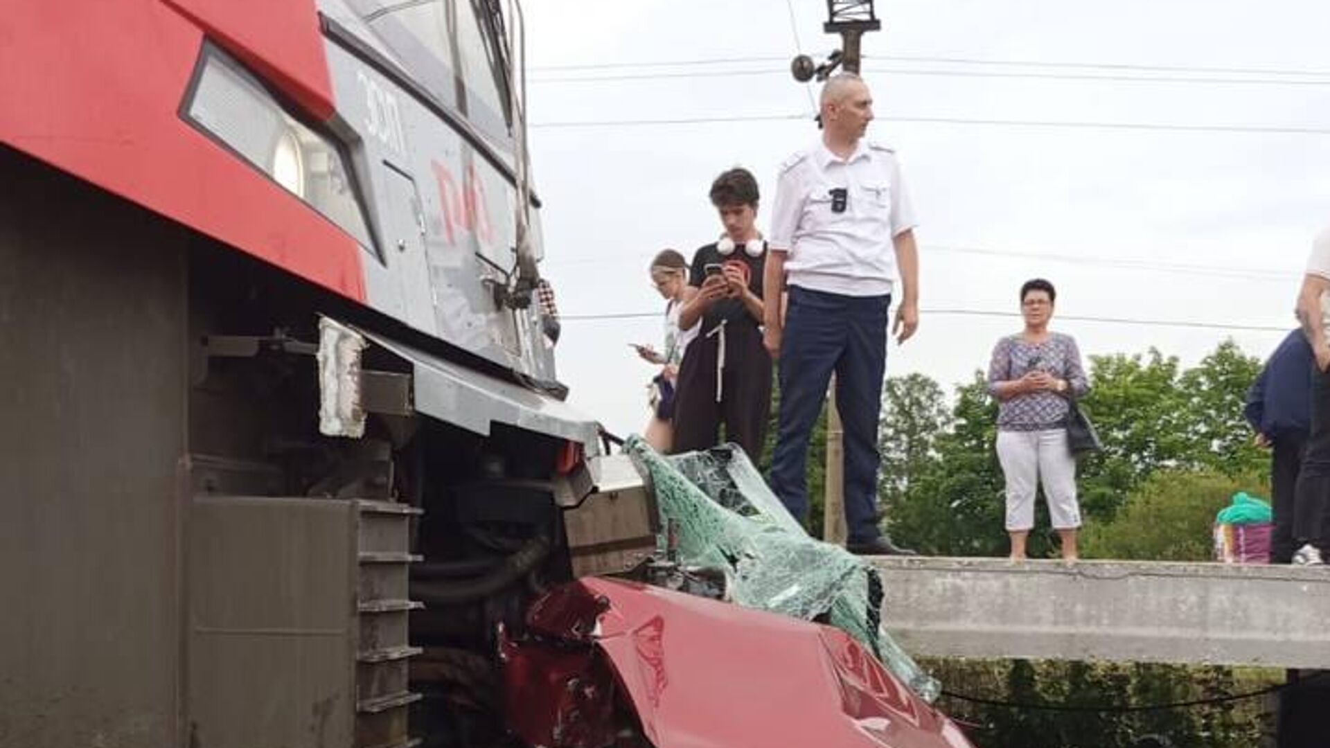 На месте столкновения поезда Ласточка с автомобилем в Ленинградской области - РИА Новости, 1920, 17.07.2024