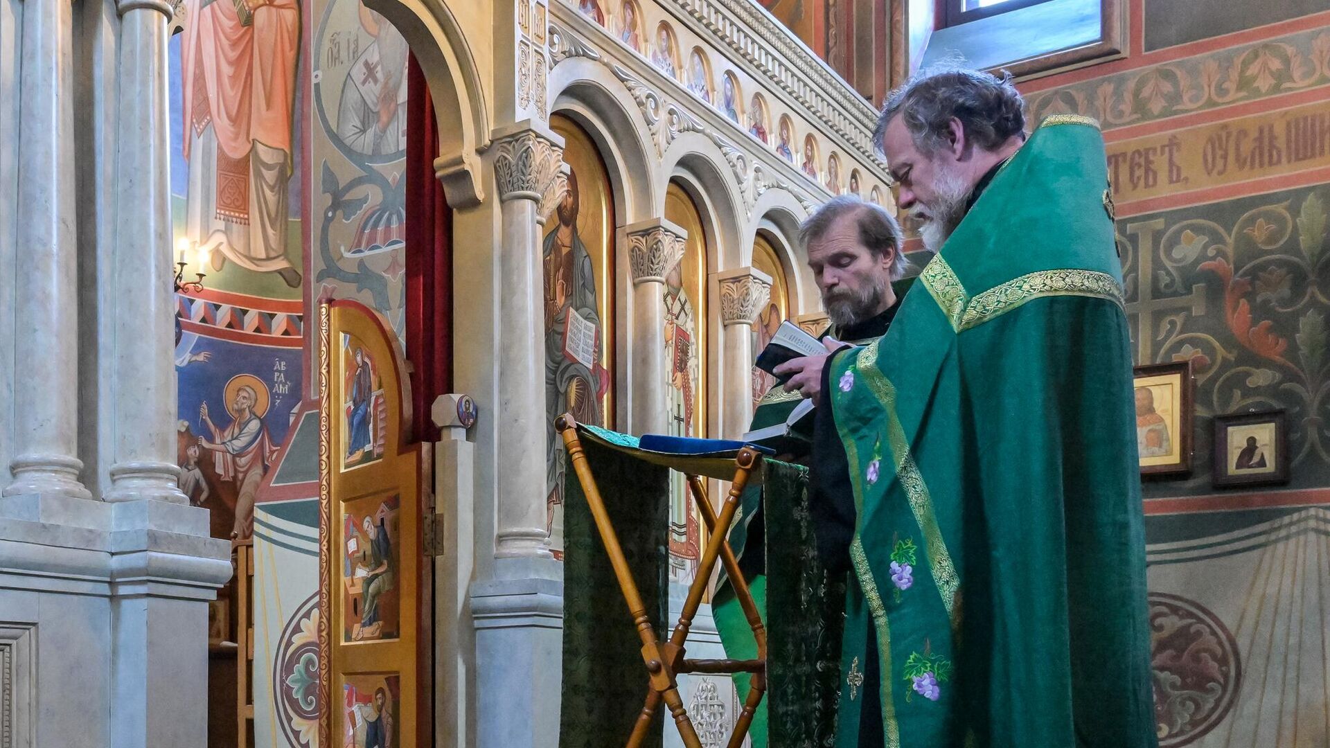 Добровольцы РПЦ передали нуждающимся в Донецке более ста тонн воды