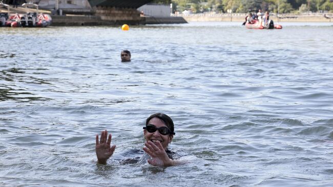 Мэр Парижа Анн Идальго во время заплыва в Сене. Архивное фото