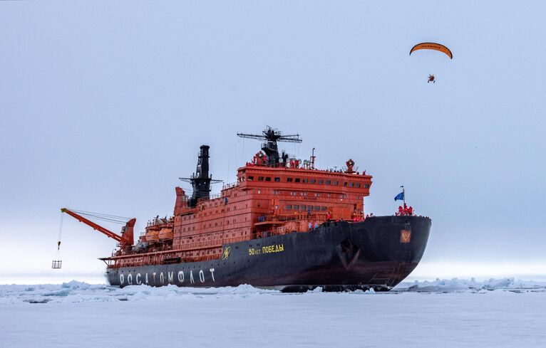 Путешественник Федор Конюхов и пилот Игорь Потапкин совершили первый в мире успешный перелет в условиях высокоширотной Арктики на двухместном паралете (мотопараплане) от 86 градуса северной широты до точки географического Северного полюса 7-8 июля 2024 года