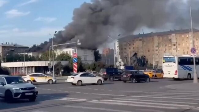 Пожар на Пресненском валу в Москве. Кадр видео очевидца 