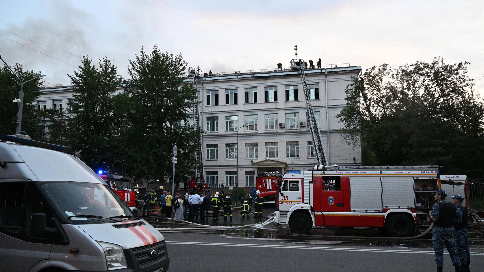 Пожар в Центре цифровизации образования в Москве. 17 июля 2024 - РИА Новости, 1920, 17.07.2024