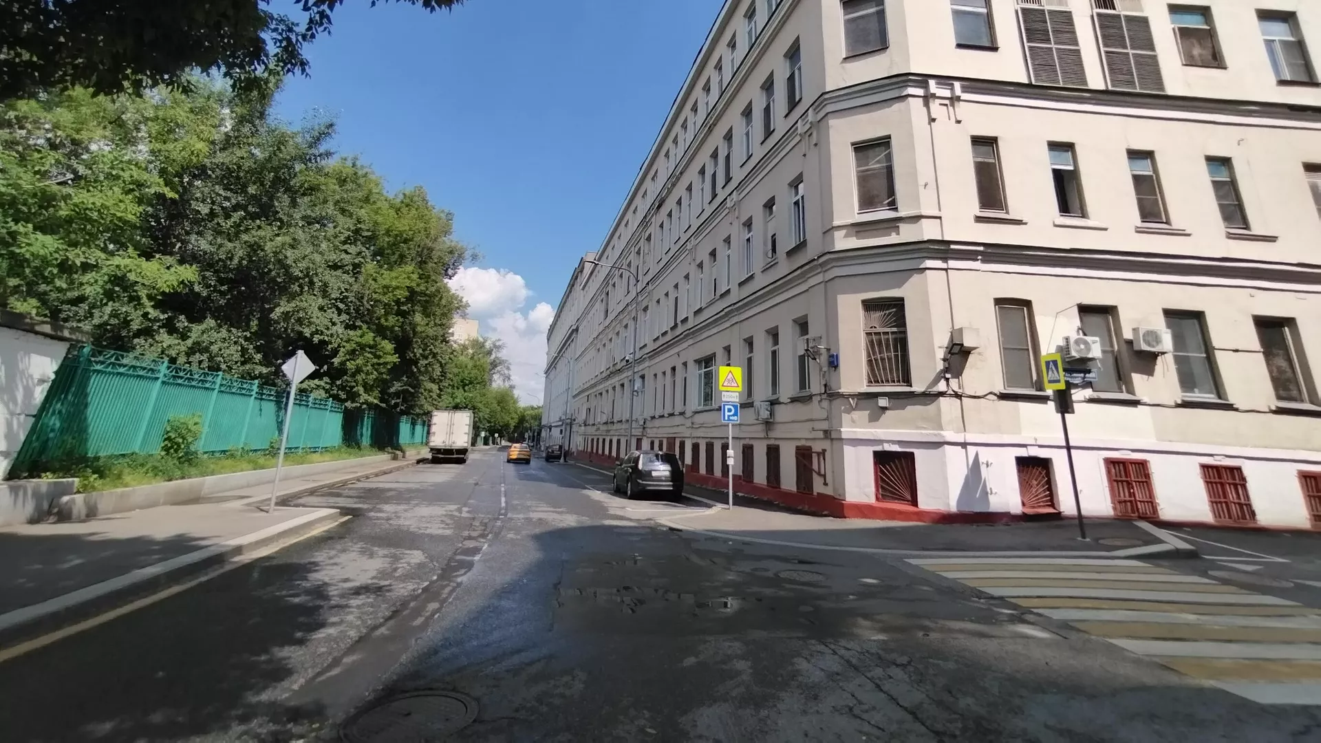 Здание фабрики Рот Фронт во 2-м Новокузнецком переулке в Москве - РИА Новости, 1920, 18.07.2024