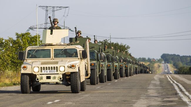 Военнослужащие армии Молдавии на внедорожниках HMMWV