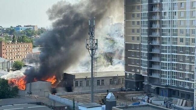 Пожар на территории мебельного цеха в Ростове-на-Дону