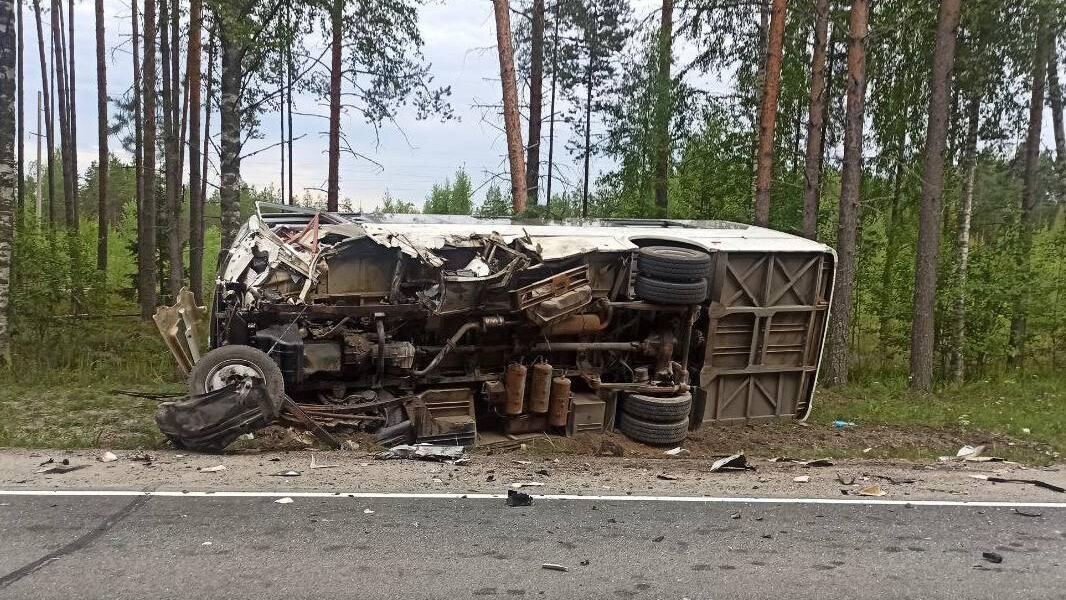 Место ДТП, где произошло столкновение легкового автомобиля с автобусом в Медвежьегорском районе Карелии. 18 июля 2024 - РИА Новости, 1920, 18.07.2024