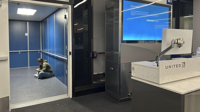 Пассажирка в международном аэропорту Лос-Анджелеса во время задержки рейса United Airlines из-за глобального сбоя