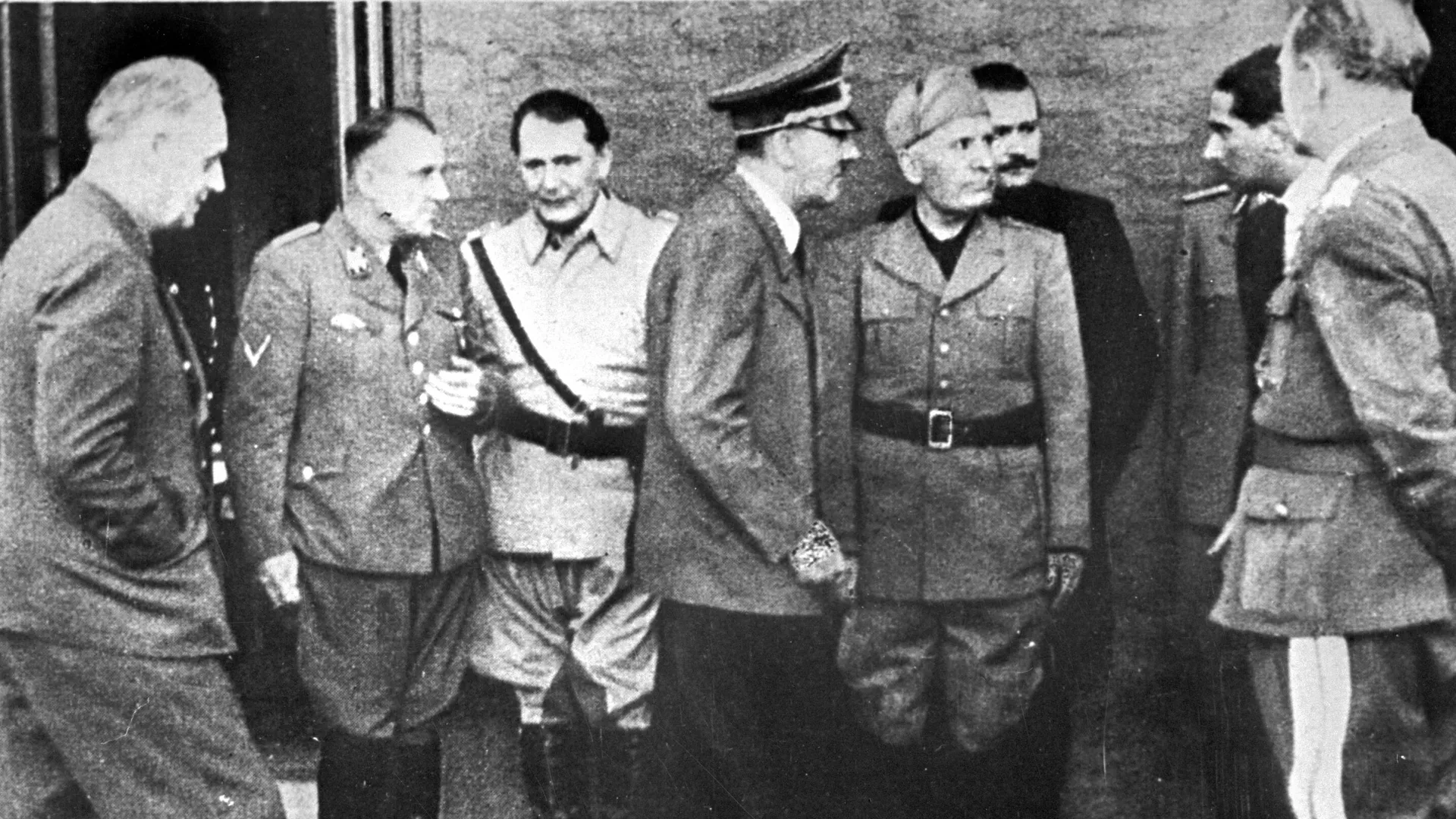 Министр иностранных дел Германии Иоахим фон Риббентроп, рейхсляйтер Мартин Борман, рейхсмаршал Герман Геринг, фюрер Адольф Гитлер, дуче Бенито Муссолини у квартиры А. Гитлера Министр иностранных дел Германии Иоахим фон Риббентроп, рейхсляйтер Мартин Борман, рейхсмаршал Герман Геринг, фюрер Адольф Гитлер, дуче Бенито Муссолини у квартиры А. Гитлера - РИА Новости, 1920, 30.04.2025