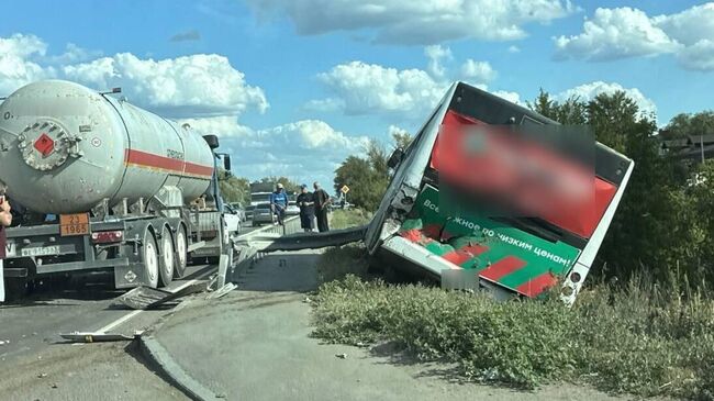 Место ДТП, где произошло столкновение грузовика и автобуса в Куйбышевском районе Самары. 19 июля 2024