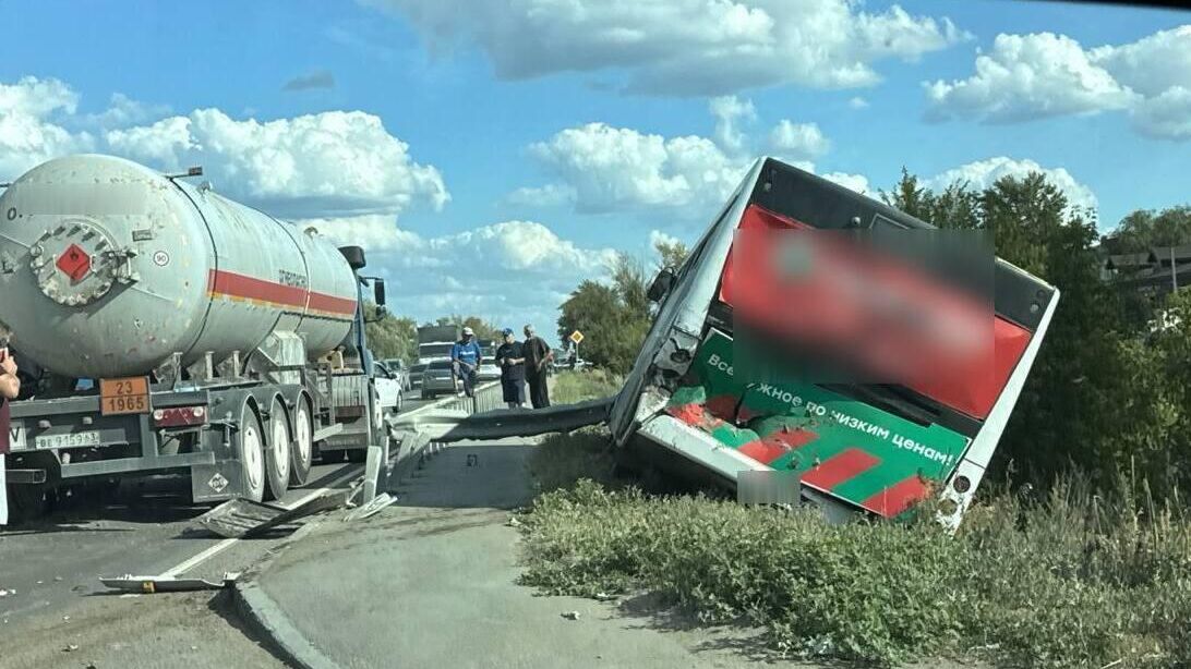 Место ДТП, где произошло столкновение грузовика и автобуса в Куйбышевском районе Самары. 19 июля 2024 - РИА Новости, 1920, 19.07.2024