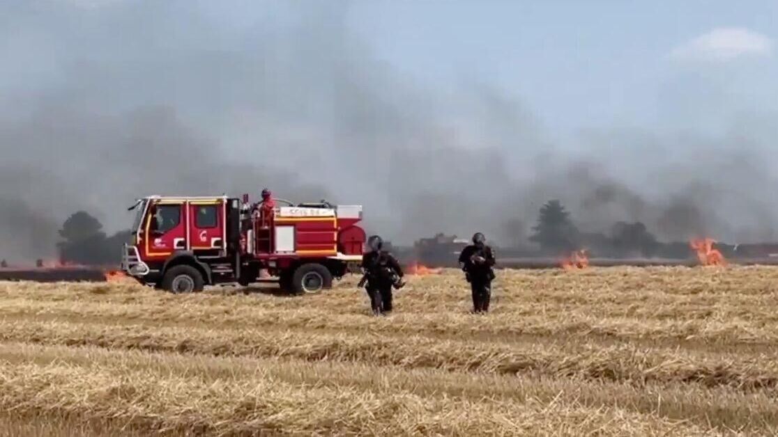 Ликвидация пожара на поле во французской коммуне Минье-Оксанс, произошедшего после применения гранат со слезоточивым газом против демонстрантов, протестующих из-за строительства водохранилищ во Франции. 19 июля 2024 - РИА Новости, 1920, 19.07.2024