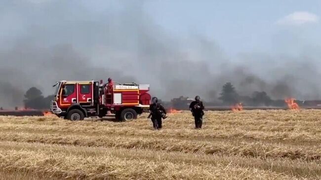 Ликвидация пожара на поле во французской коммуне Минье-Оксанс, произошедшего после применения гранат со слезоточивым газом против демонстрантов, протестующих из-за строительства водохранилищ во Франции. 19 июля 2024