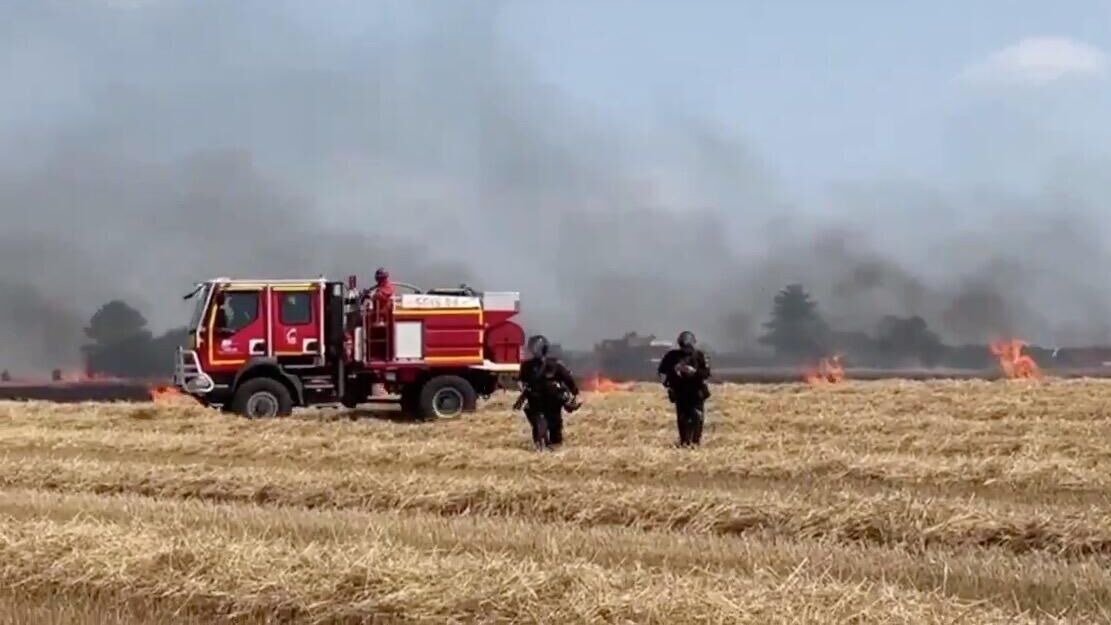 Ликвидация пожара на поле во французской коммуне Минье-Оксанс, произошедшего после применения гранат со слезоточивым газом против демонстрантов, протестующих из-за строительства водохранилищ во Франции. 19 июля 2024 - РИА Новости, 1920, 19.07.2024