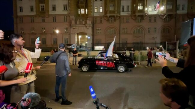 Shaman на машине Победа у посольства США в Москве 