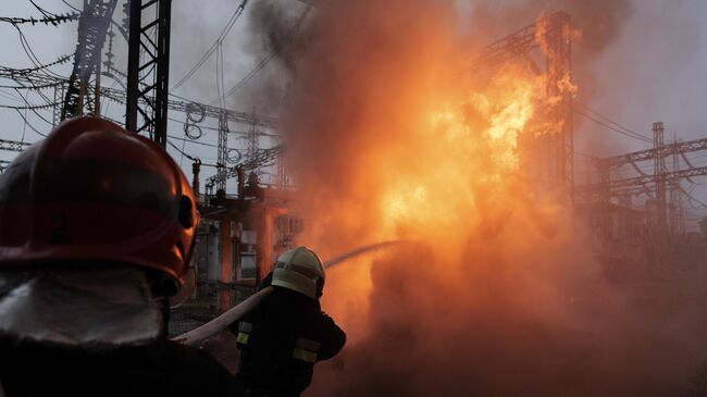 Украинские пожарные ликвидируют возгорание на электростанции