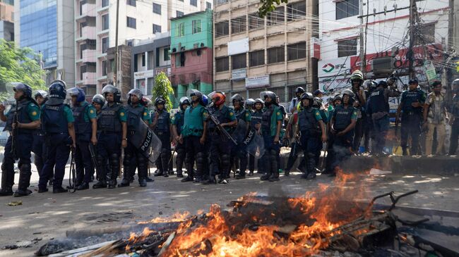 Полицейские во время беспорядков, вызванных протестами против системы квот на государственные должности в Бангладеше. 19 июля 2024
