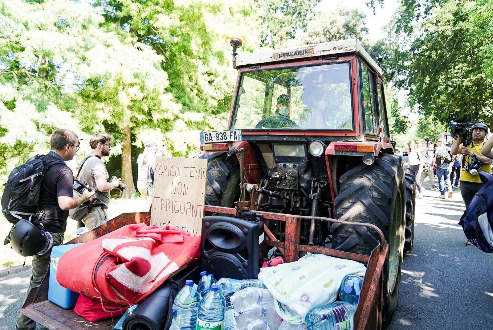 Активисты, выступающие против строительства ирригационных водохранилищ, на тракторах проникли в расположенный на западе Франции порт Ла-Паллис - РИА Новости, 1920, 20.07.2024