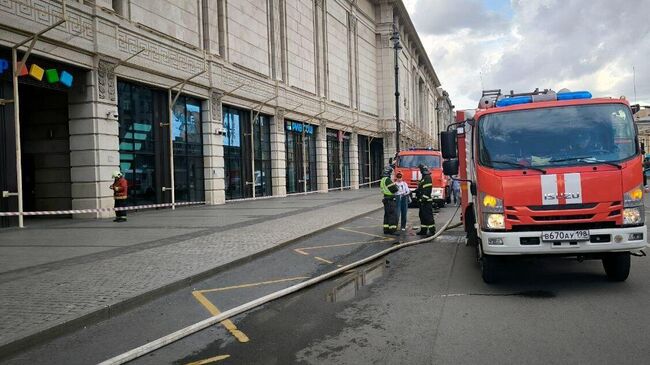 Пожарный расчет возле ТРЦ Галерея, где в одном из кафе произошел пожар в Санкт-Петербурге