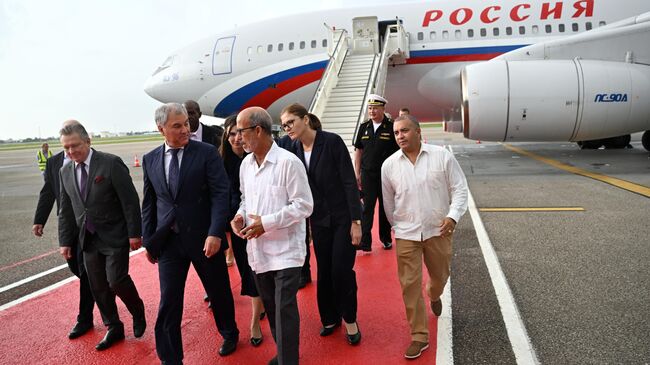 Председатель Государственной Думы РФ Вячеслав Володин во время встречи в аэропорту Гаваны