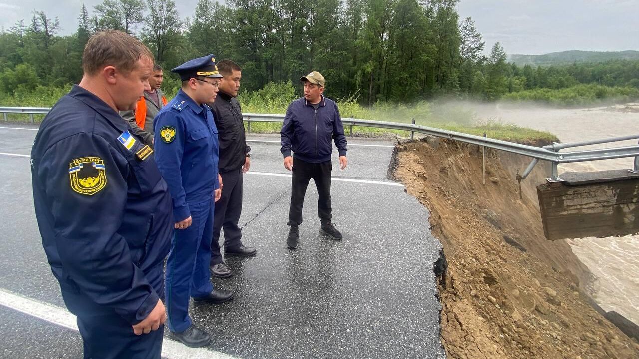 На месте обрушения части моста через реку Большой Зангисан в Тункинском районе Бурятии - РИА Новости, 1920, 22.07.2024