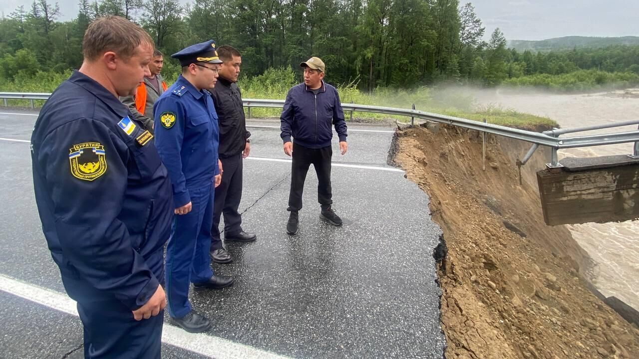 На месте обрушения части моста через реку Большой Зангисан в Тункинском районе Бурятии - РИА Новости, 1920, 22.07.2024