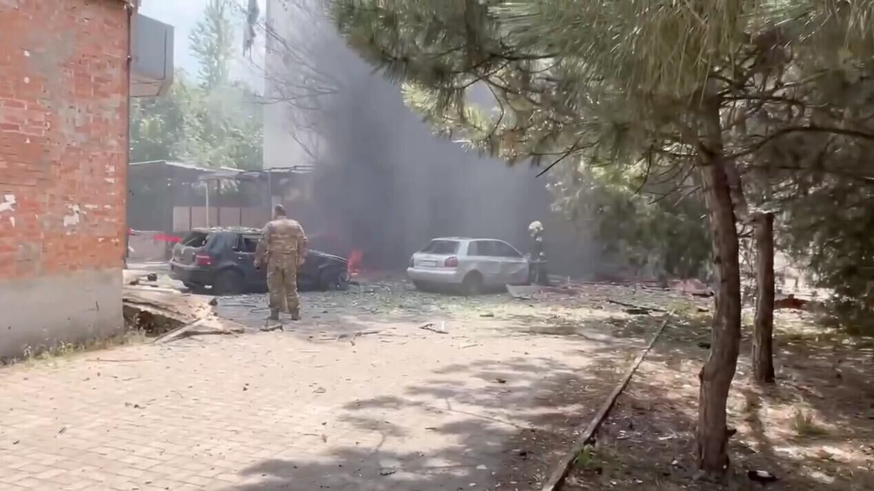 Последствия обстрела Киевского района Донецка. Кадр видео очевидца - РИА Новости, 1920, 22.07.2024