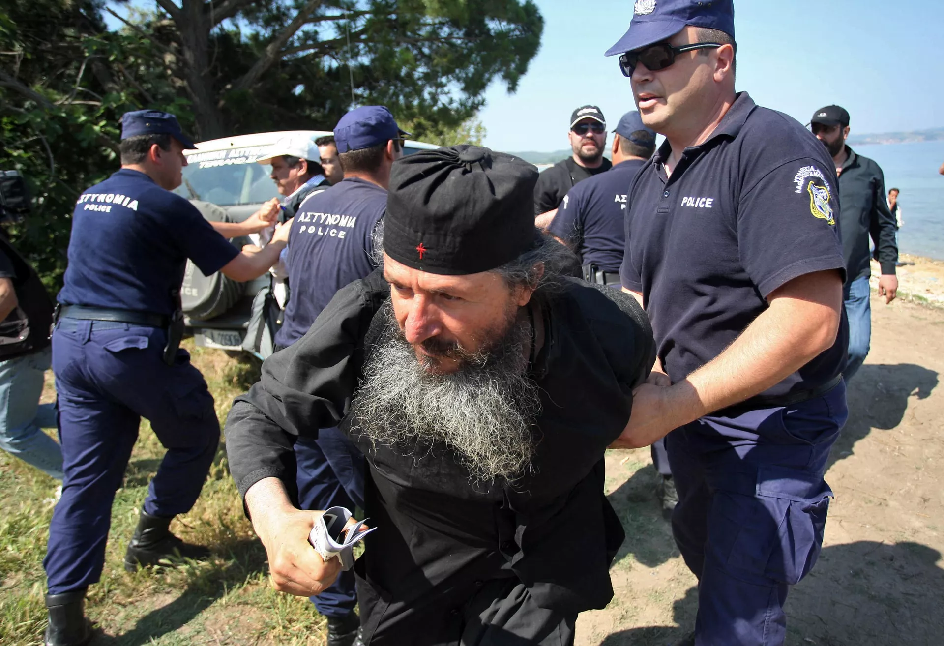 Сотрудники полиции задерживают греческого монаха на горе Афон, Греция Сотрудники полиции задерживают греческого монаха на горе Афон, Греция - РИА Новости, 1920, 22.07.2024